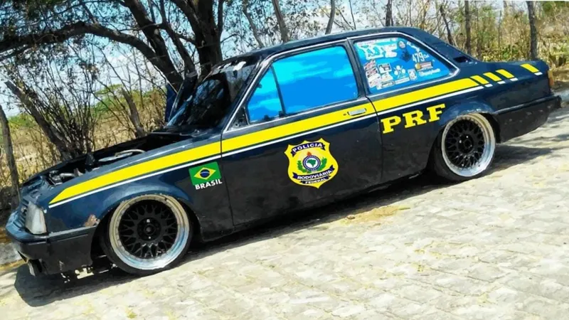 A perigosa moda de adesivar carros comuns como se fossem da polícia