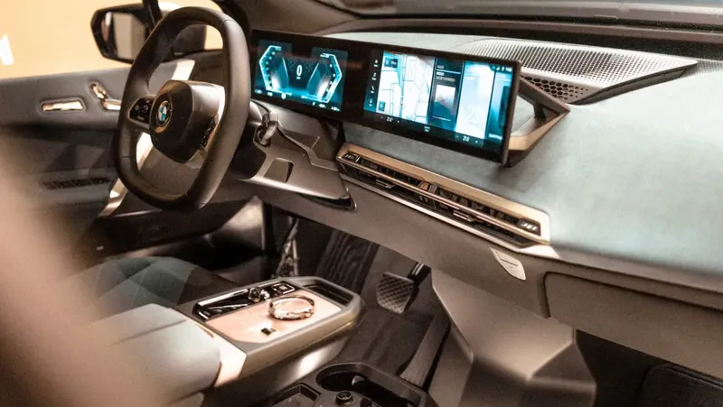 BMW iX, o SUV elétrico que parece sala de cinema com peças de cristal 