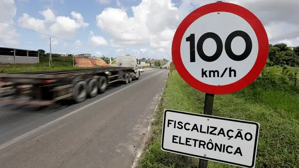 Postar ou disseminar infrações de trânsito na internet, como rachas e excesso de velocidade, acarretará uma das multas mais caras do Brasil