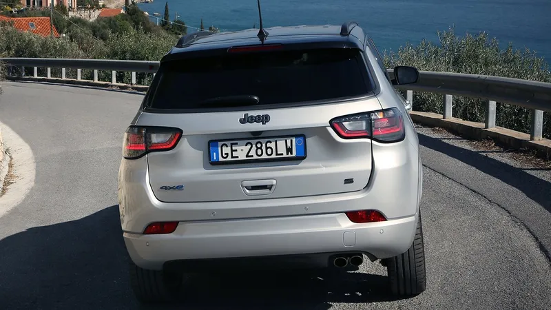 Jeep Compass 4xe quer ser pedra no sapato do Corolla Cross Hybrid