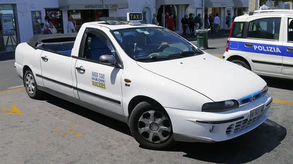 Sedan modificado, sem teto e com entre-eixos alongado é um dos veículos mais usados por cooperativas de taxistas na Ilha de Capri