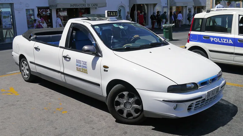 Bomba? Fiat Marea é “táxi limusine conversível” adorado em ilha da Itália