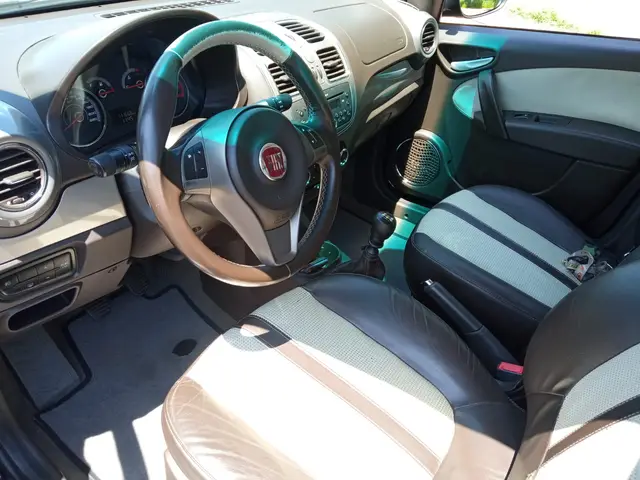 Carro Fiat Grand Siena 2016 Essence 1.6 16V Dualogic (Flex)