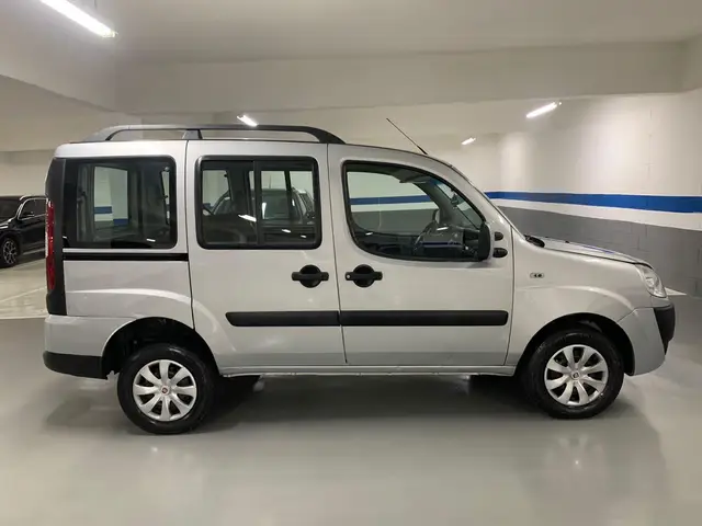 Carro Fiat Doblò 2014 Essence 1.8 16V (Flex)