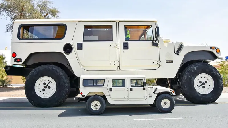 Hummer H1 gigantesco parece uma casa e faz qualquer carro ficar pequeno