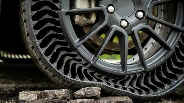 Michelin cria pneus imunes a furos, trocando o ar pressurizado por lâminas de vidro. A segunda parte mais impressionante é que ele pode ser feito em impressora 3D