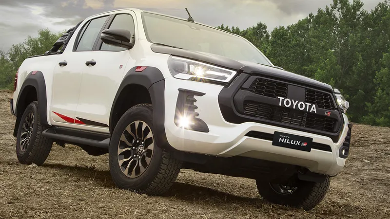 Toyota Hilux GR-S renasce com força extra e menos cara de “picape da PM”
