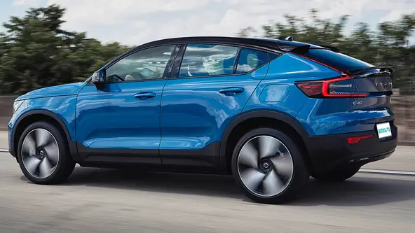 SUV cupê elétrico lembra muito o irmão XC40, mas traz mimos extras e propõe o “luxo consciente”: sem emissões e com materiais recicláveis no acabamento