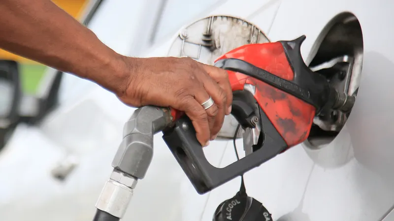 É verdade que abastecer no frio faz o combustível render mais?