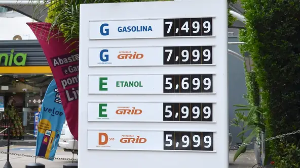 Posição do país no ranking global de preços não chega a assustar, mas quando comparamos com outros produtores de petróleo e com a renda média da população...