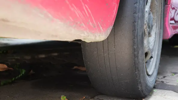 Circular com os pneus em mau estado pode acarretar problemas que alguns motoristas nem imaginam: especialista enumera quais são eles
