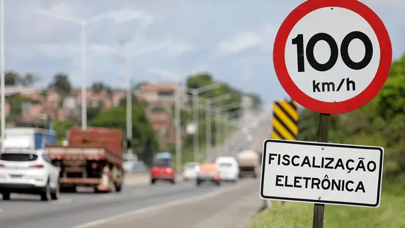 Contran anuncia “benefícios tarifários e fiscais” a condutores sem registro de infração há 12 meses, desde que cadastrados em um aplicativo