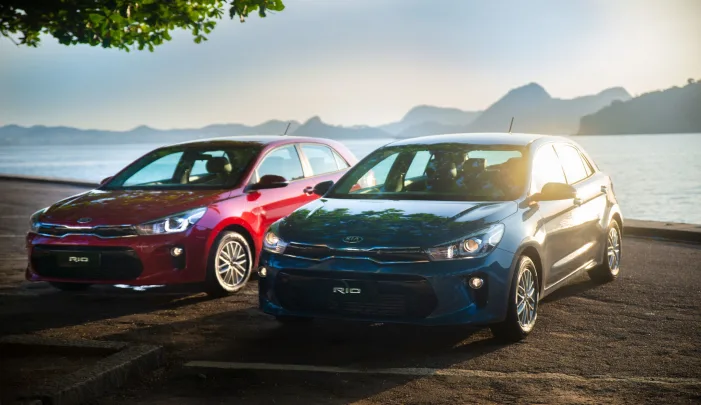 Após 20 anos do seu lançamento na Coréia do Sul, Kia Rio chega  às concessionárias em duas versões. 
