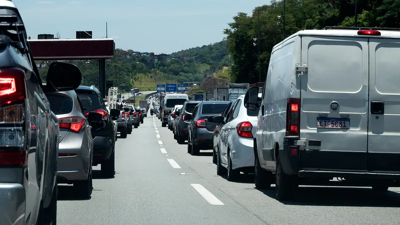 Brasileiro gasta quase 2 salários mínimos por mês só para manter um carro