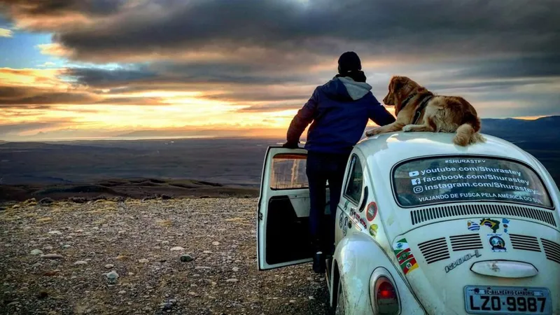 Brasileiro que ia até o Alaska de Fusca com seu cão morre em acidente