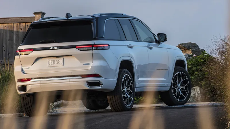 Jeep Grand Cherokee 4xe: como SUV de 380 cv e 2.400 kg fará 24 km/l