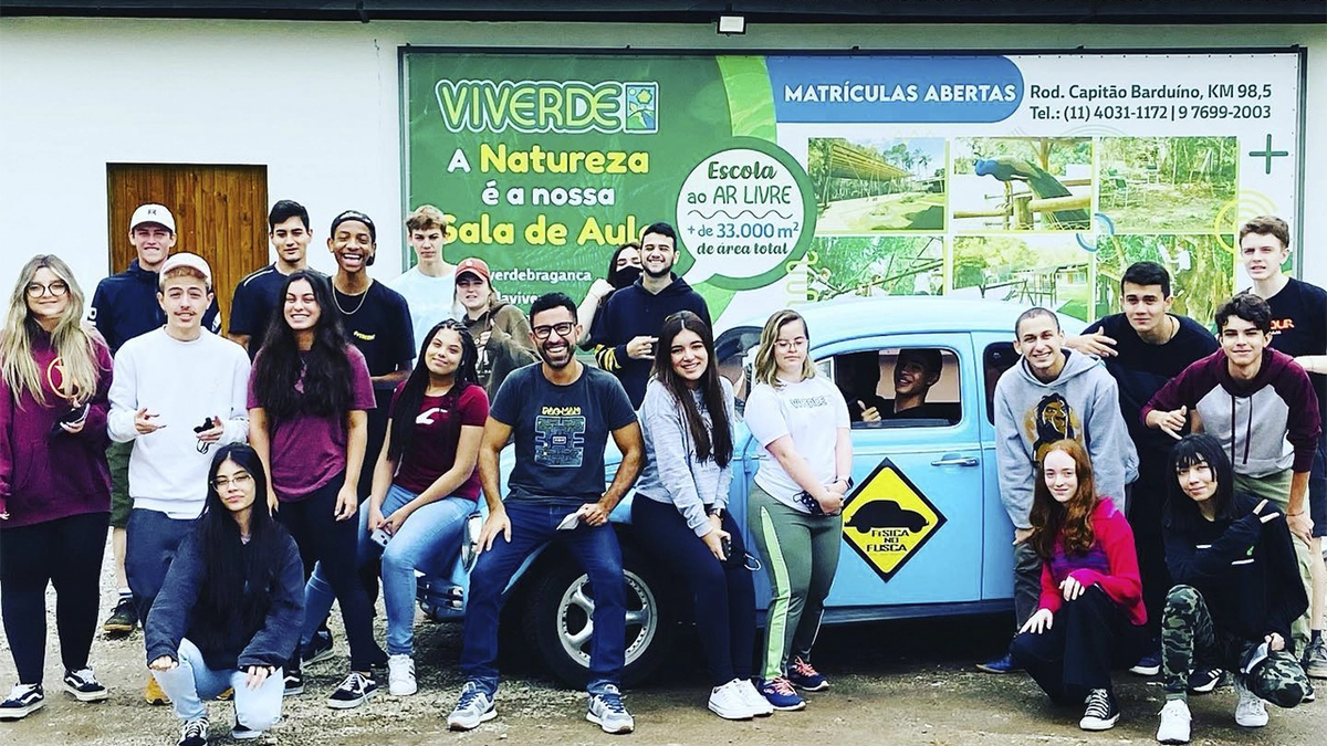 Projeto Física no Fusca faz sucesso usando o lendário besouro para mostrar a alunos na prática como funcionam diversas leis da Fìsica