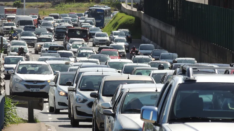 Carros brasileiros ficaram mais velhos e mais poluentes na última década