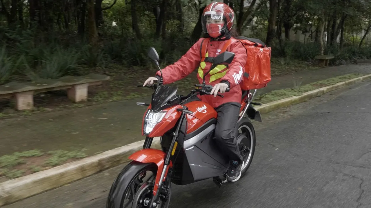 Preços altíssimos de carros e combustíveis aumentaram demanda pelos veículos de duas rodas eletrificados, que devem invadir com força o nosso mercado