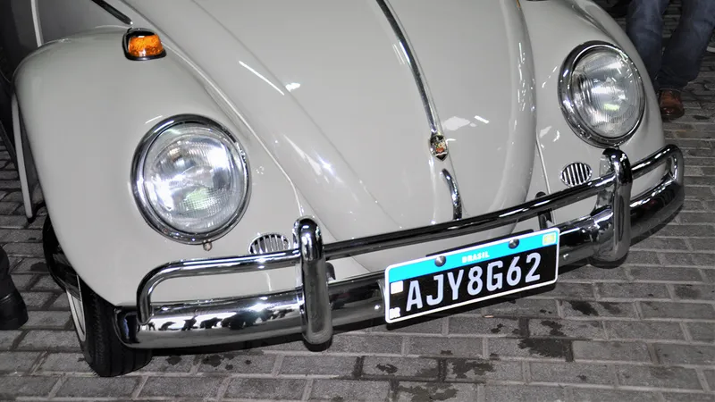 VW Fusca 1965 é o 1º carro a receber nova placa preta Mercosul. Veja