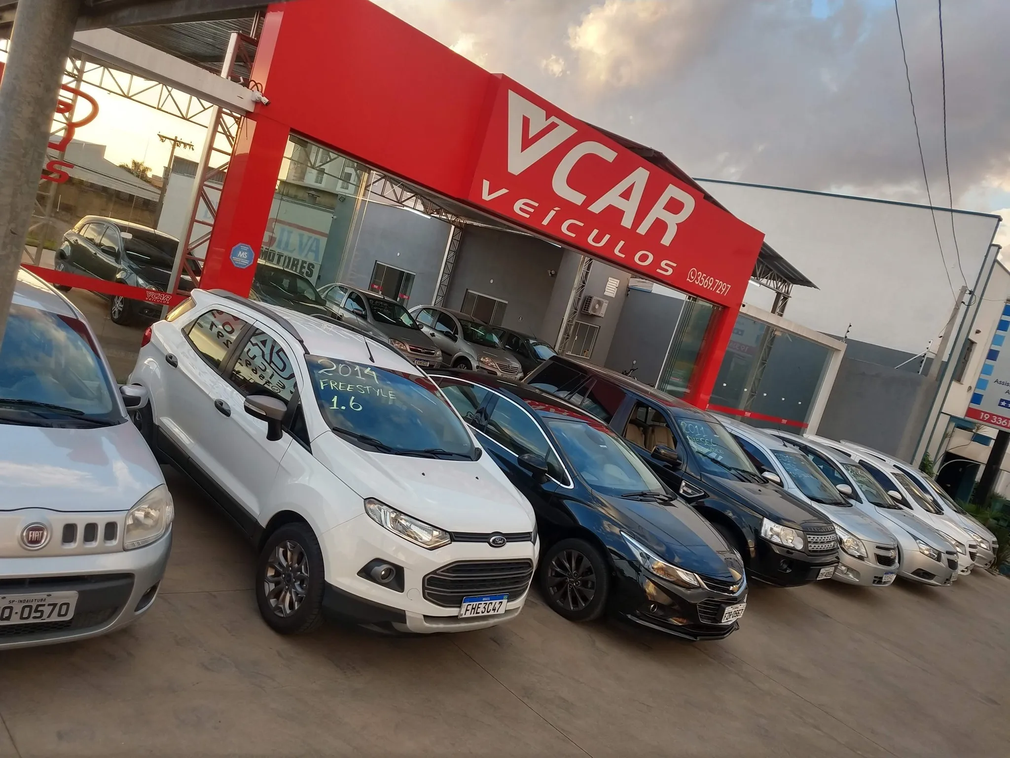 Fachada da loja V CAR VEICULOS - Altair - SP