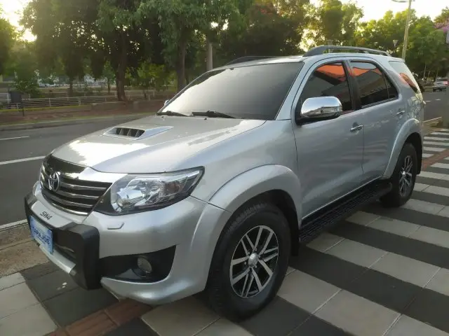 Carro Toyota Hilux SW4 2013 SRV 3.0 4X4 (7 Lugares)