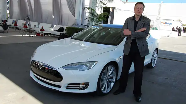 Trilionário americano desiste de investir na rede social enquanto sua marca de carros perde valor de mercado e a liderança na venda de elétricos