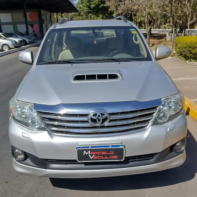 Carro Toyota Hilux SW4 2013 SRV 3.0 TDI 4X4 (5 Lugares)