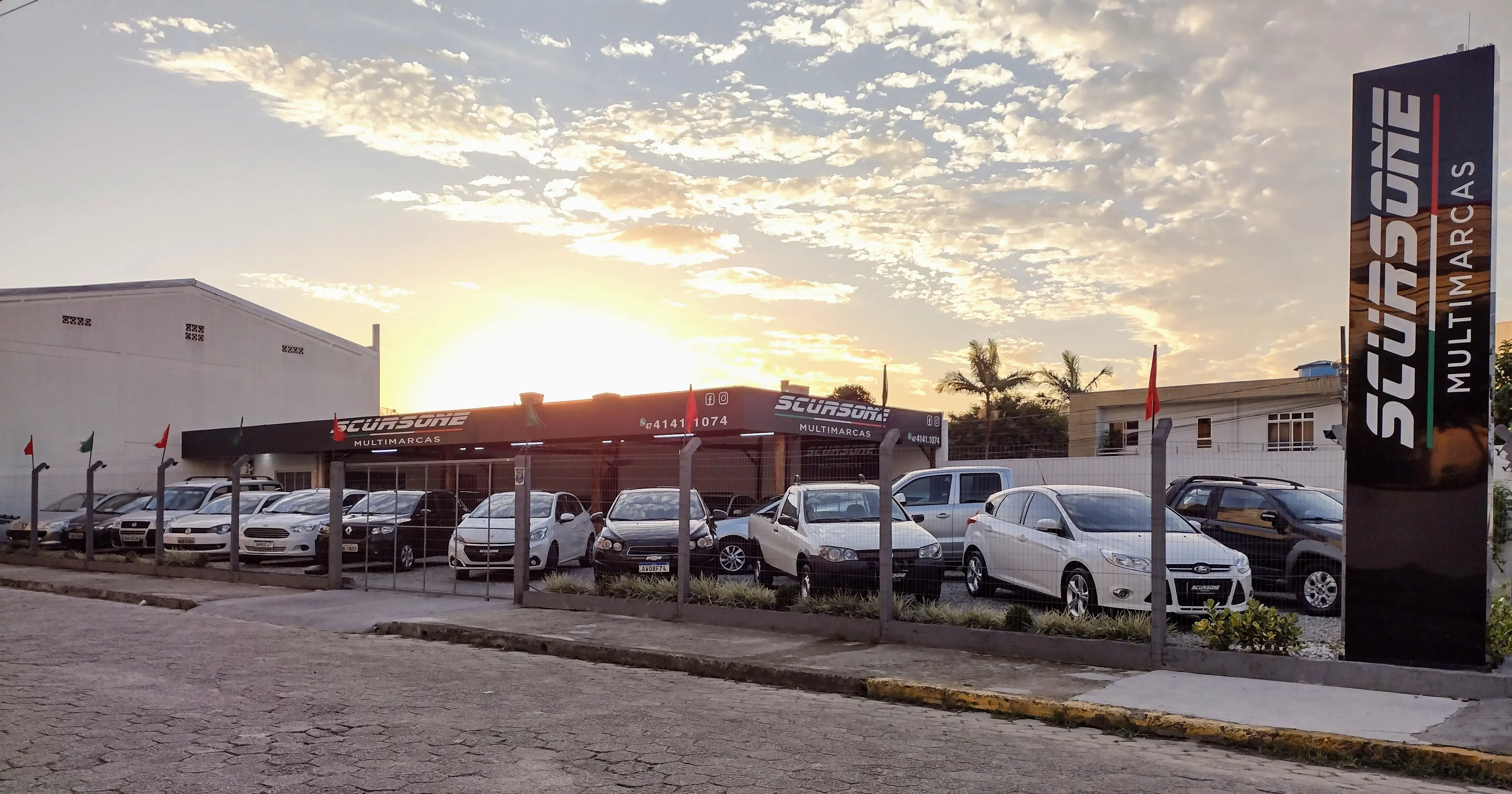 Fachada da loja Veículos à venda em SCURSONE MULTIMARCAS - Camboriú - SC | Mobiauto