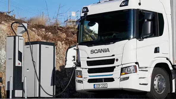 Presidente da Scania no Brasil dá guinada de 180º em estratégia e acredita que veículos pesados não terão futuro elétrico, mas sim “eclético”