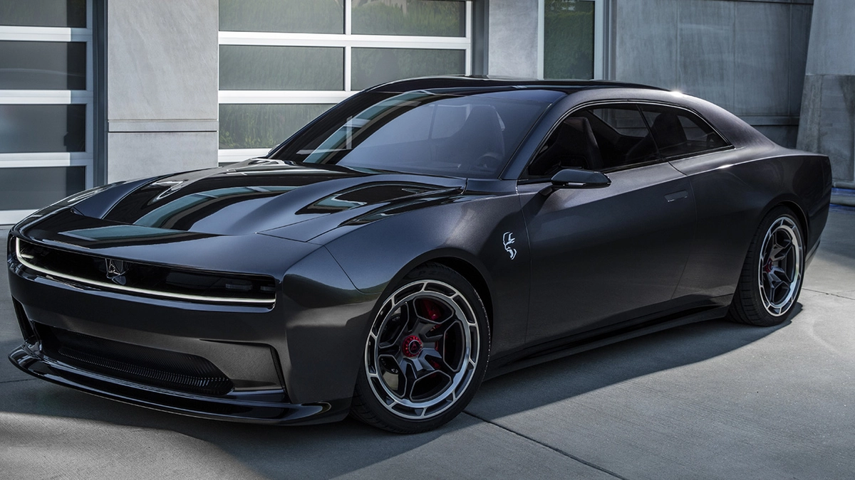 Stellantis tenta revigorar icônico muscle com releitura elétrica que faz o dobro de barulho de um carro a combustão comum