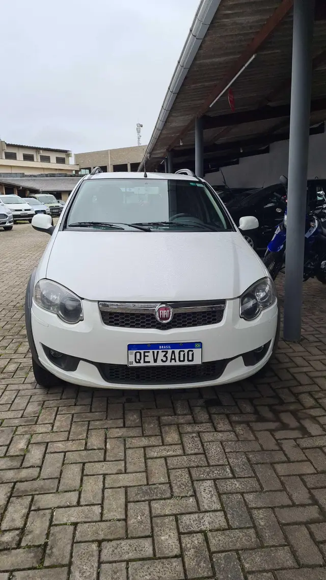 Carro Fiat Strada 2015 Trekking 1.6 16V (Flex) (Cabine Dupla)