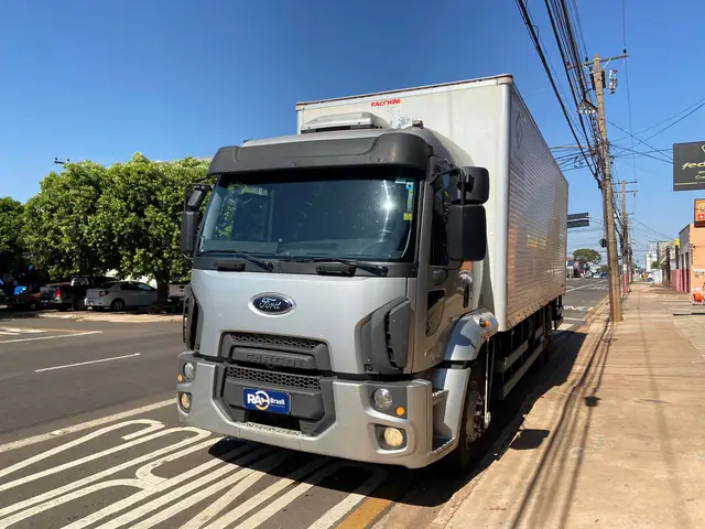 Carro Ford Cargo 2429 2013 Leito
