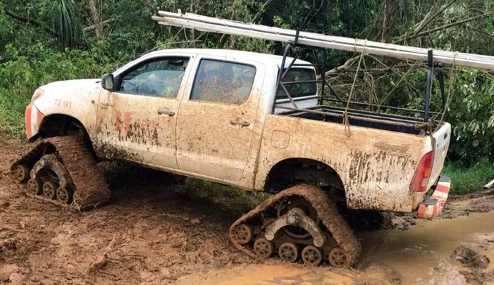 Picape foi adaptada pela companhia de energia elétrica do Estado para ir a lugares afastados onde nem veículos 4x4 conseguem chegar