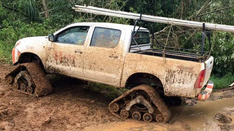 Toyota Hilux com esteira nas rodas garante luz elétrica nos rincões do PR