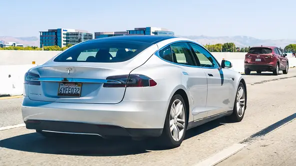 Califórnia é o primeiro dos 50 Estados da maior Economia no mundo a anunciar um prazo para proibir o comércio de veículos que não sejam elétricos. Veja quando