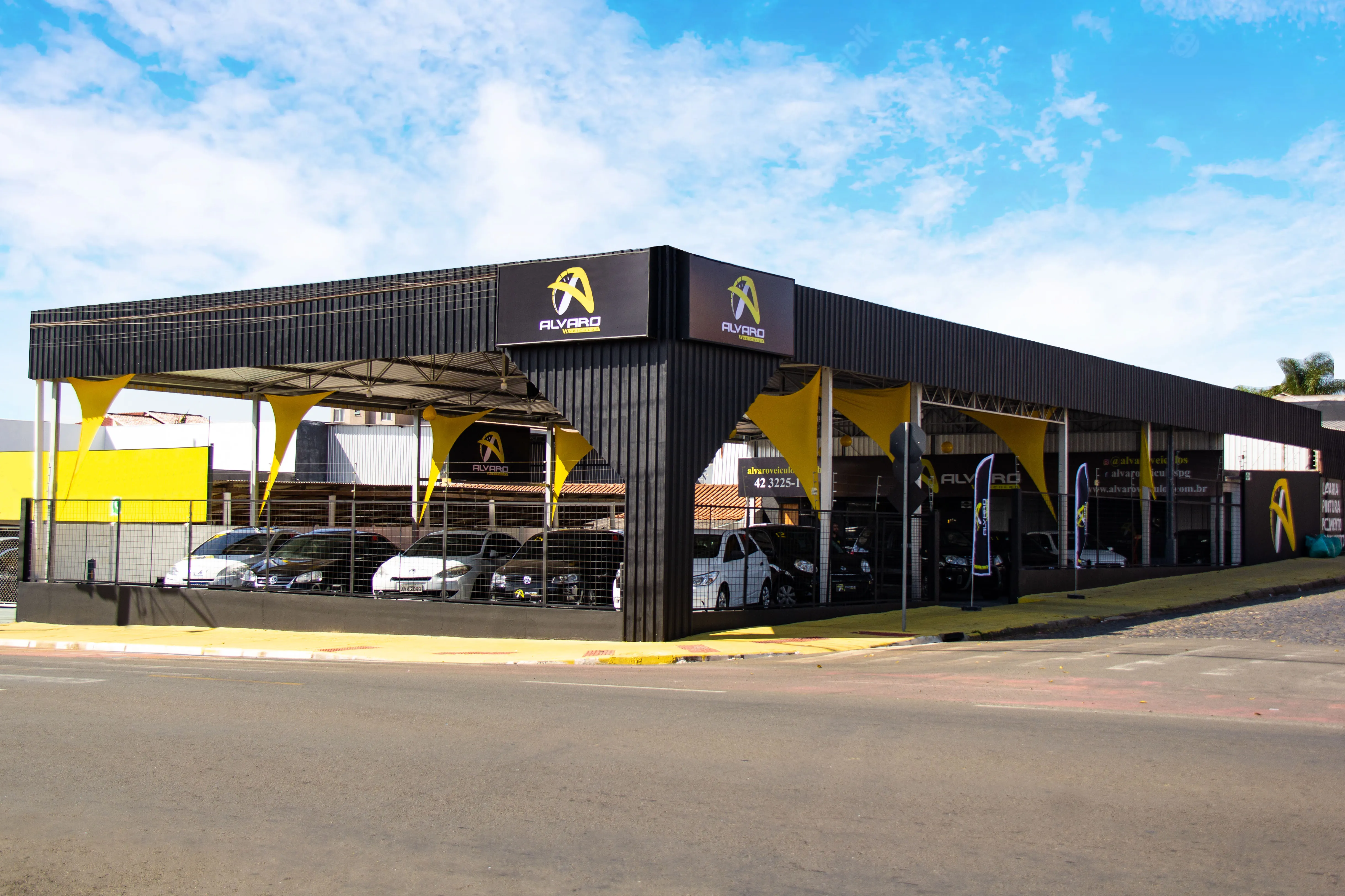Fachada da loja Veículos à venda em Alvaro Veículos - Ponta Grossa - PR | Mobiauto