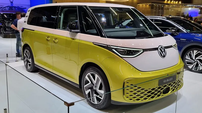 VW Kombi elétrica vem ao Brasil cheia de truques. Nós já vimos de perto