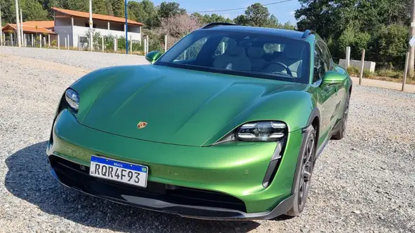 O Porsche Taycan Cross tem a performance de um carro superesportivo, sem emitir um mísero ronco. 