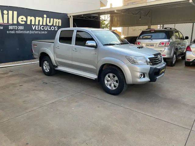 Carro Toyota Hilux Cabine Dupla 2014 Hilux 3.0 TDI 4x4 CD SRV (Aut)