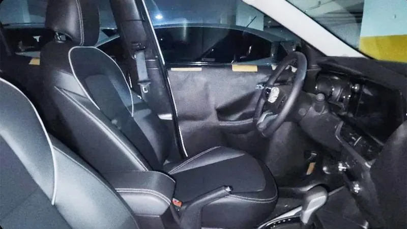 Flagra: nova Chevrolet Montana carrega muito do Tracker na cabine 
