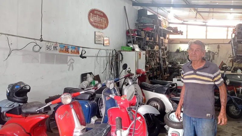 Ele mantém viva uma oficina que só conserta Lambretta há quase 50 anos