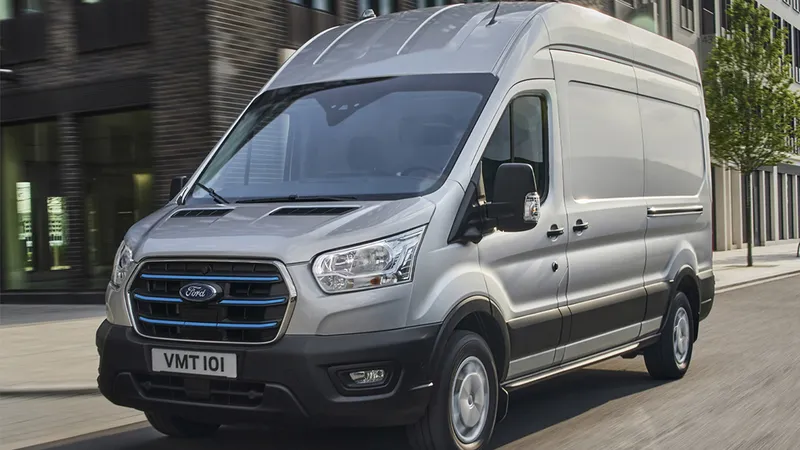 Nova Ford Transit chega com câmbio de F-150 e versão elétrica