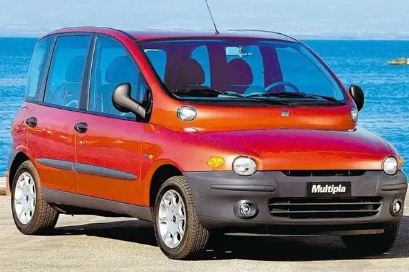 Hatch conhecido pela sua feiura será ressuscitado pela marca italiana como um SUV e elétrica