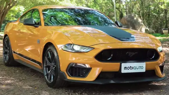 Mantendo o forte V8 aspirado, o Mustang segue levantando poeira e instigando com o ronco do seu motor enquanto os elétricos ainda não dominam todo o mercado