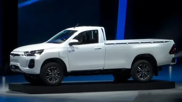 Toyota Hilux elétrica está sendo produzida na Tailândia, terá versão com cabine simples voltada para o trabalho pesado e design diferentão