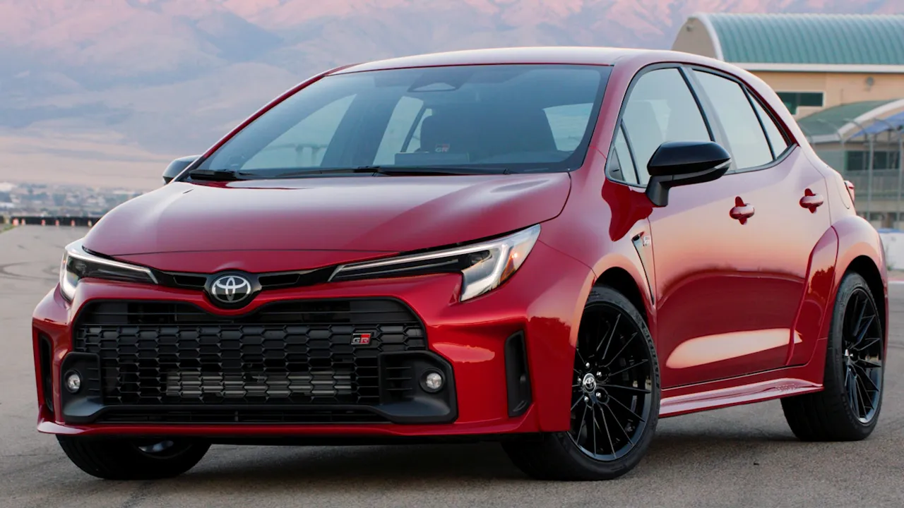 Fabricante japonesa confirmou a chegada do esportivo na carroceria hatchback, o que garante o inédito duelo como Civic Type R no Brasil 