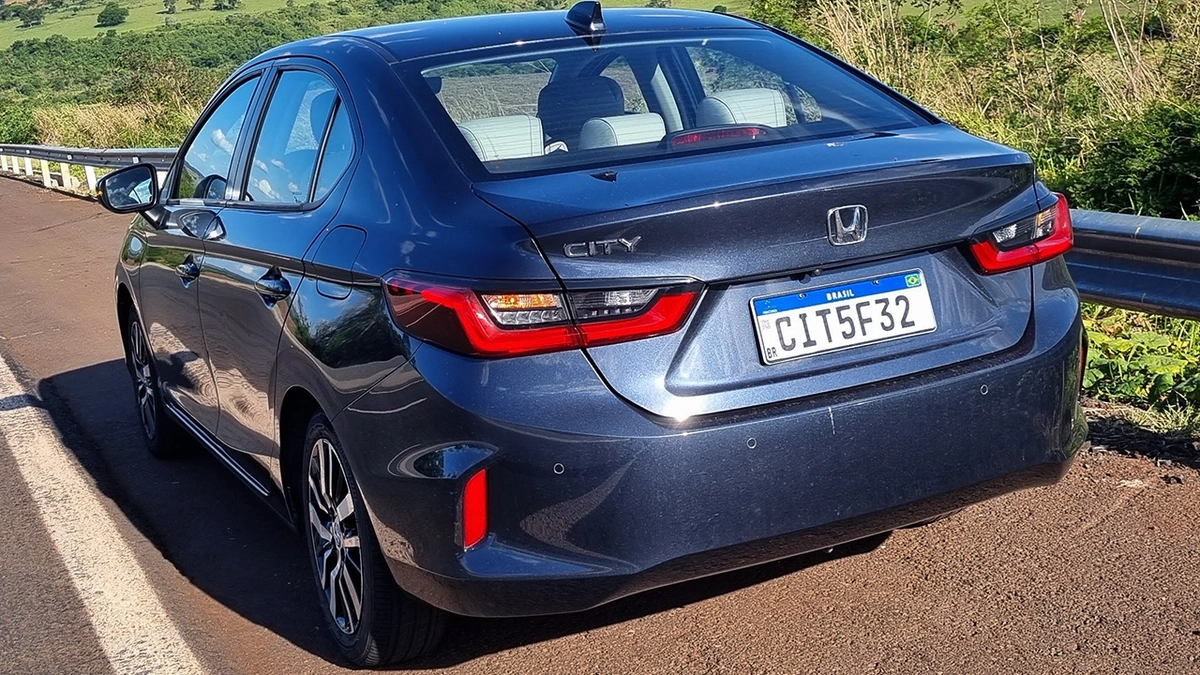 Em teste de 1.200 km, três-volumes mostra que, mesmo com motor aspirado, mas dotado de injeção direta, é possível entregar bom desempenho e muita economia de combustível