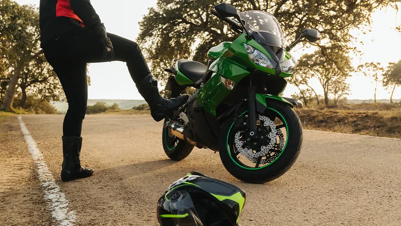 Nova lei facilita vida de quem para com moto em pane em via pública