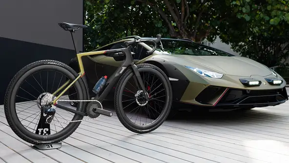 Lamborghini Huracán mais barato que você pode comprar hoje tem apenas duas rodas, pneus finos, guidão e precisa de suas pernas para ser impulsionado